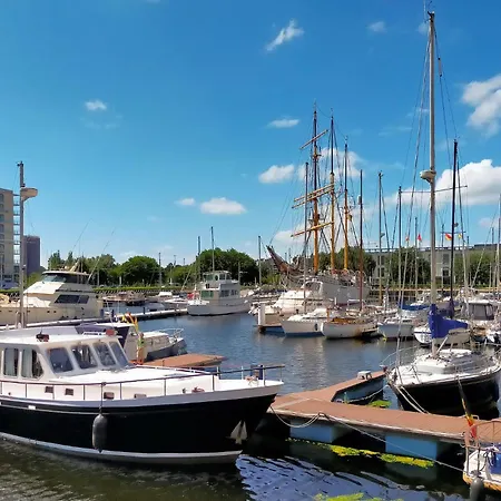 2 Bedroom Cozy In Appartement *